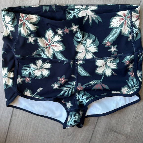 Vuori shorts, black with hibiscus flowers - Picture 4 of 6